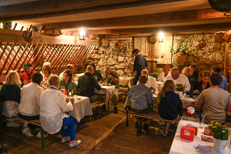 Innenbereich-Gaeste-Event-Essen-Dinner-Klausenbergalm